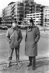 406367 Afbeelding van architect Jake Wiersma (links) en stedenbouwkundige Jan Bredenoord op de hoek van het ...
